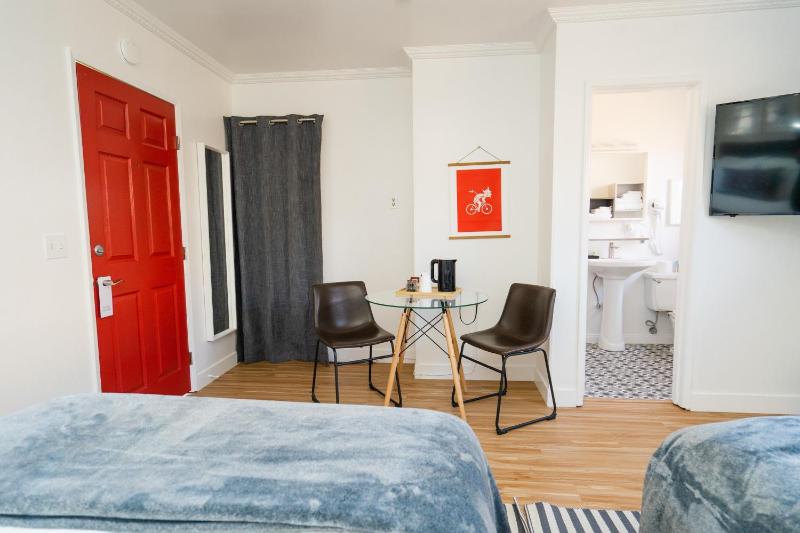Standard Double Room image 3