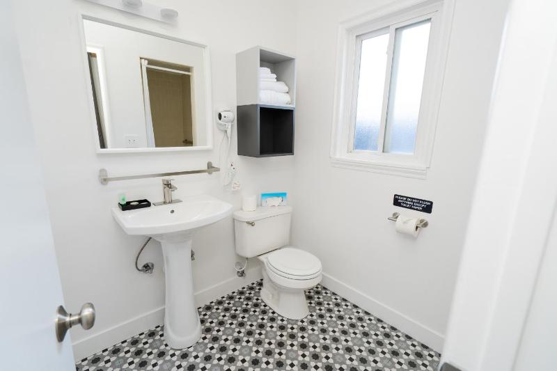 Standard King Room image 3
