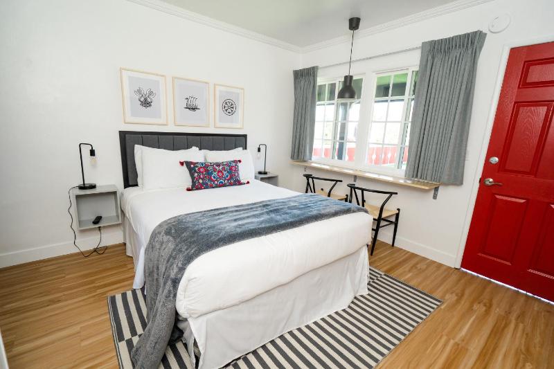 Standard Queen Room image 1