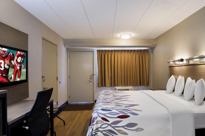 Superior King Room Disability Access Smoke Free image 3