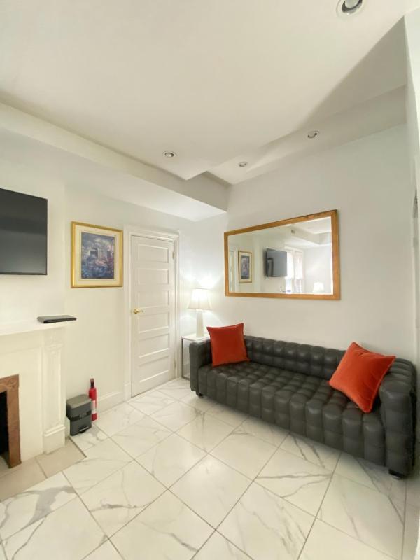 Large DUPLEX Apt 2Bdrm 1Den-Metro - image 8