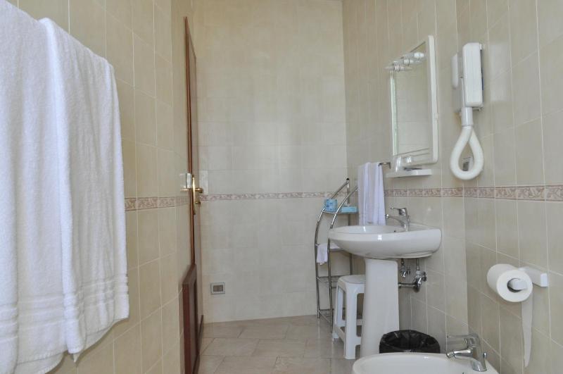Double Room with Extra Bed and Sea View image 3