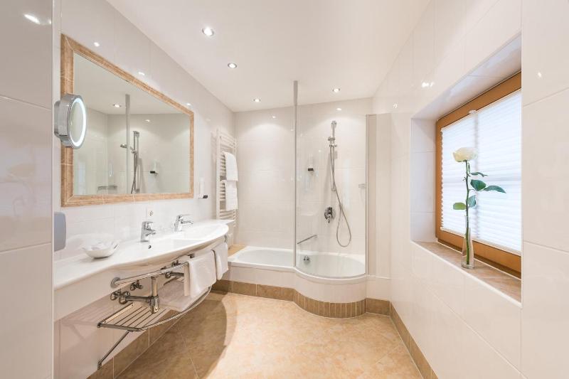 One-Bedroom Suite with Bath image 2
