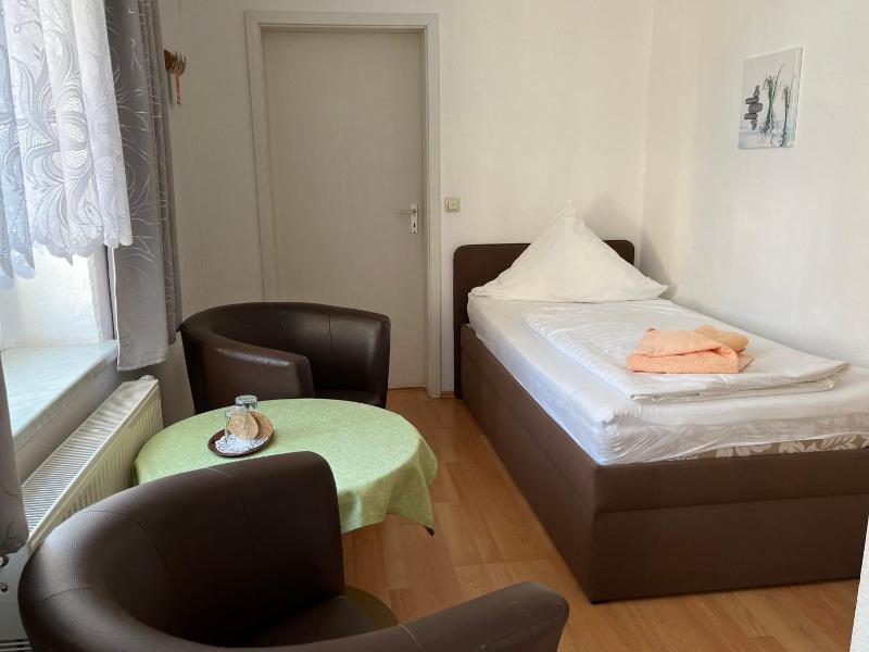 Twin Room image 3