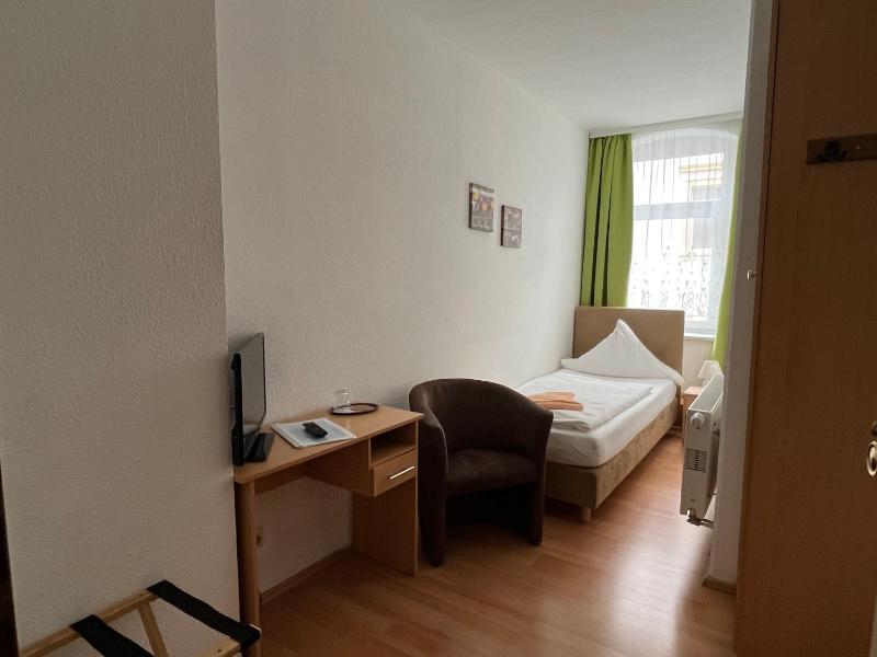 Single Room image 4