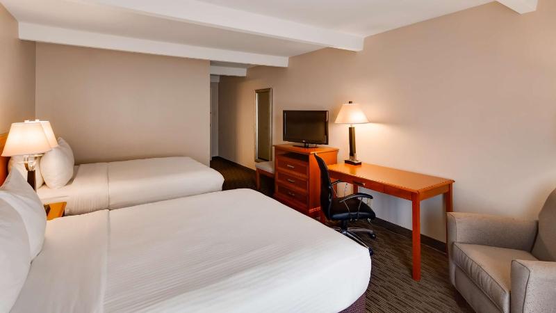 Queen Room with Two Queen Beds - Non-Smoking image 4