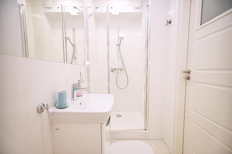 Victus Sunny Apartments with Parking by Noclegi Renters - image 6