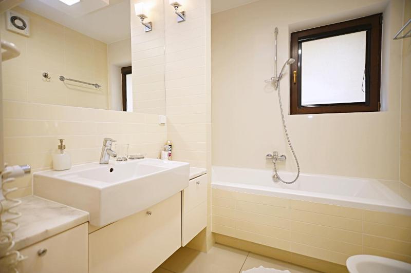 Victus Sunny Apartments with Parking by Noclegi Renters - image 16