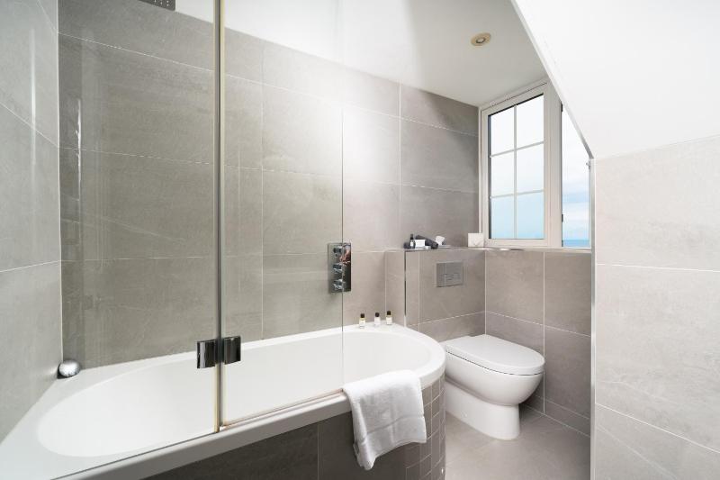 Standard Twin Room with Sea View image 3