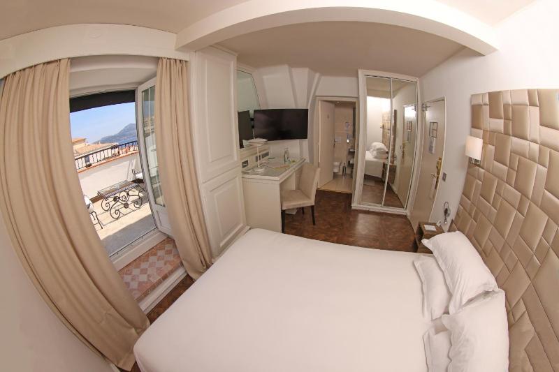 Terrace room with citadel and sea view image 3