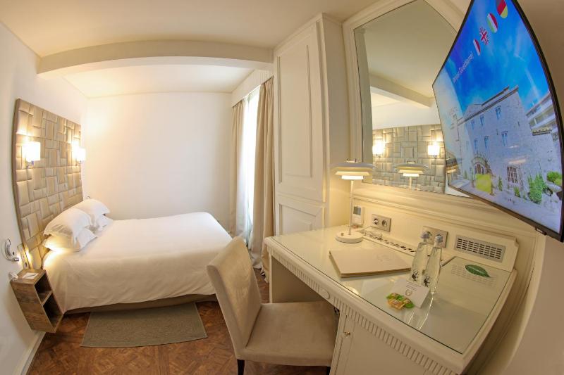 Terrace room with citadel and sea view image 2