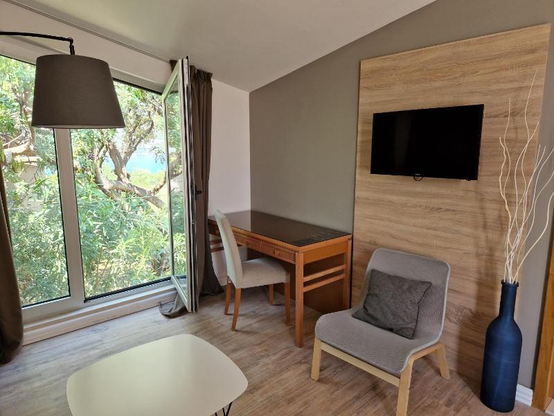 One-Bedroom Apartment with Sea View image 4