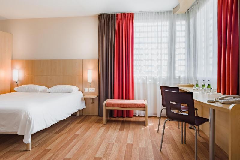 Standard Family Room with One Double Bed and One Single Bed image 3