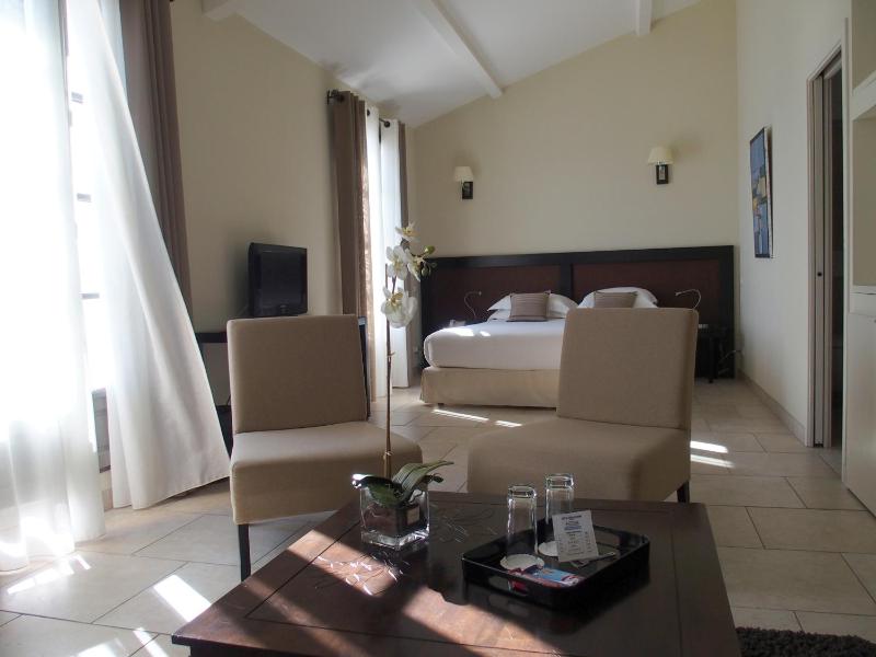 Deluxe Suite with Sea View image 3