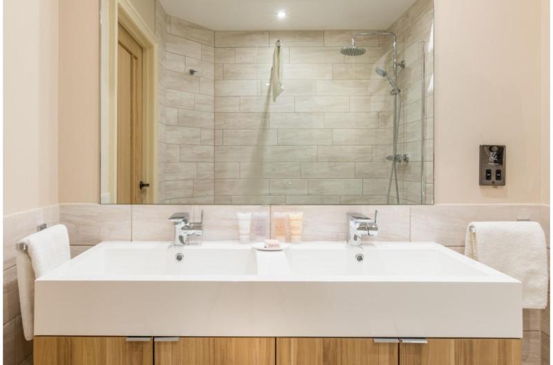 Deluxe Double Suite with Hot tub image 4