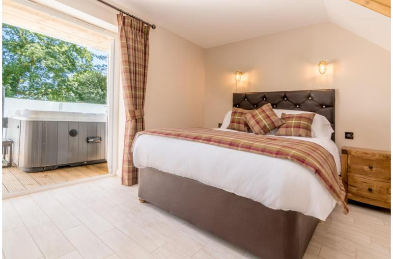 Deluxe Double Suite with Hot tub image 1