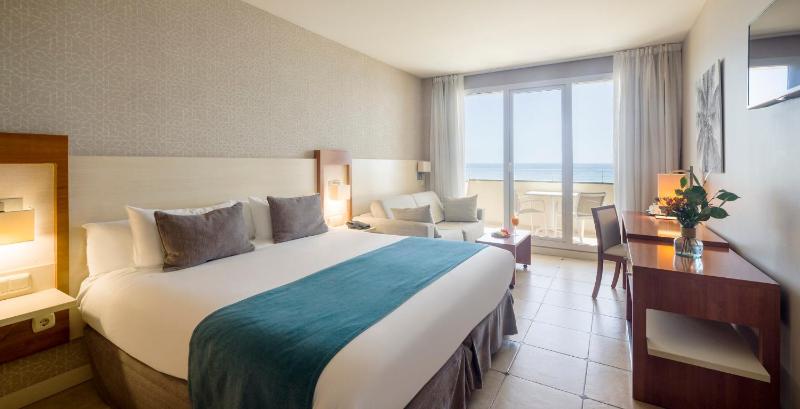Double or Twin Room with Sea View image 3