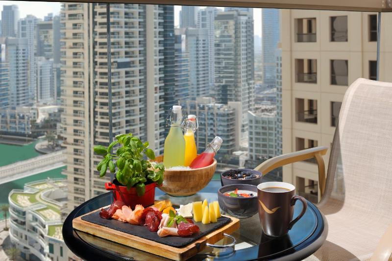 Executive King with Balcony, Lounge Access, Breakfast, Refreshments & Evening drinks and Canapés image 4