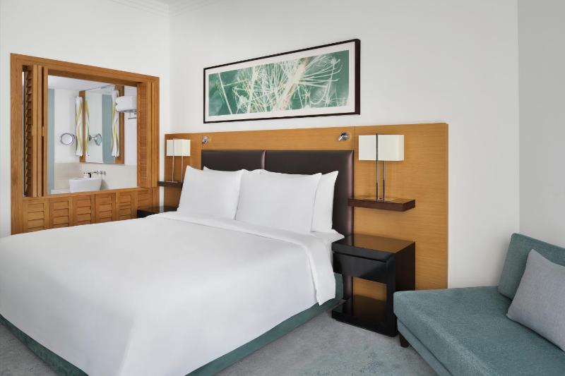 Executive King with Balcony, Lounge Access, Breakfast, Refreshments & Evening drinks and Canapés image 3