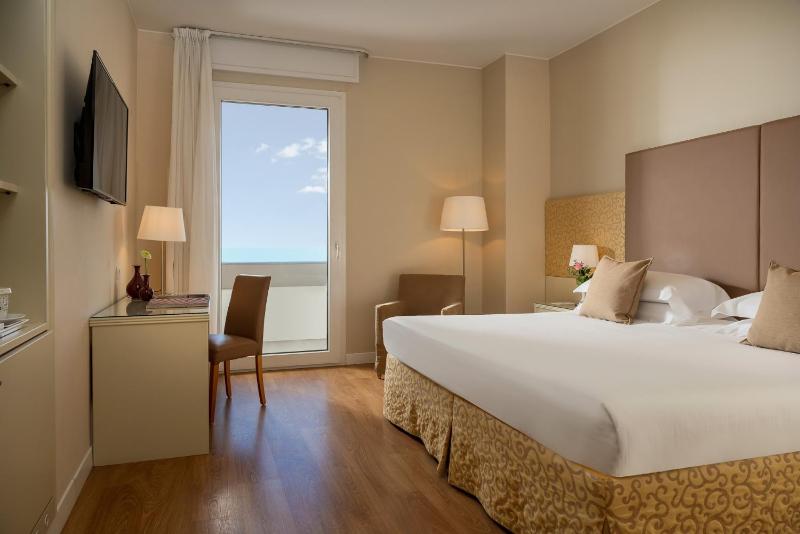 Deluxe Double Room image 3