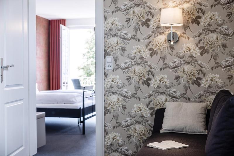 Junior Suite with Balcony and Lake View image 3