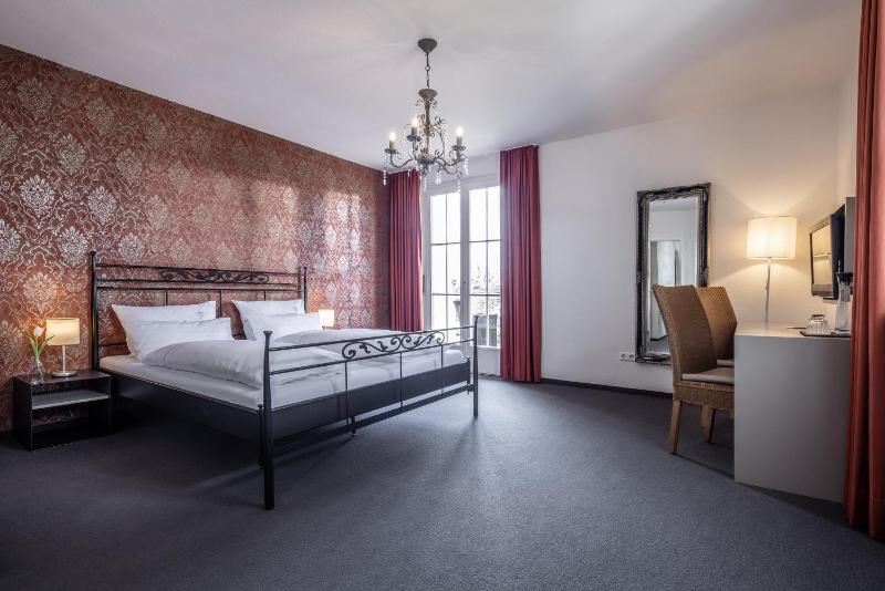 Junior Suite with Balcony and Lake View image 1