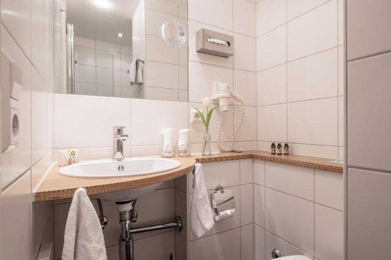Double Room with Lake View image 3