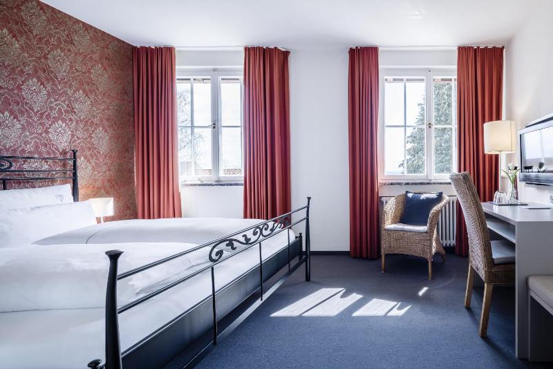 Double Room with Lake View image 1