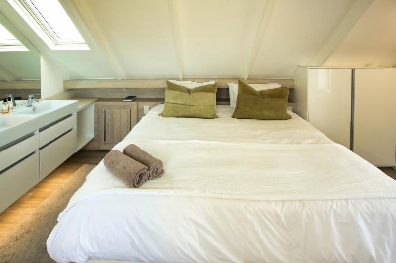 Barefootin Beachfront Cottage Loadshedding-Proof Steps Away from Langebaan Main Beach Bliss - image 2