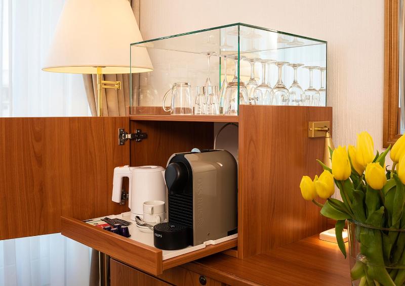 Large Double Room with Balcony and Sea view image 4