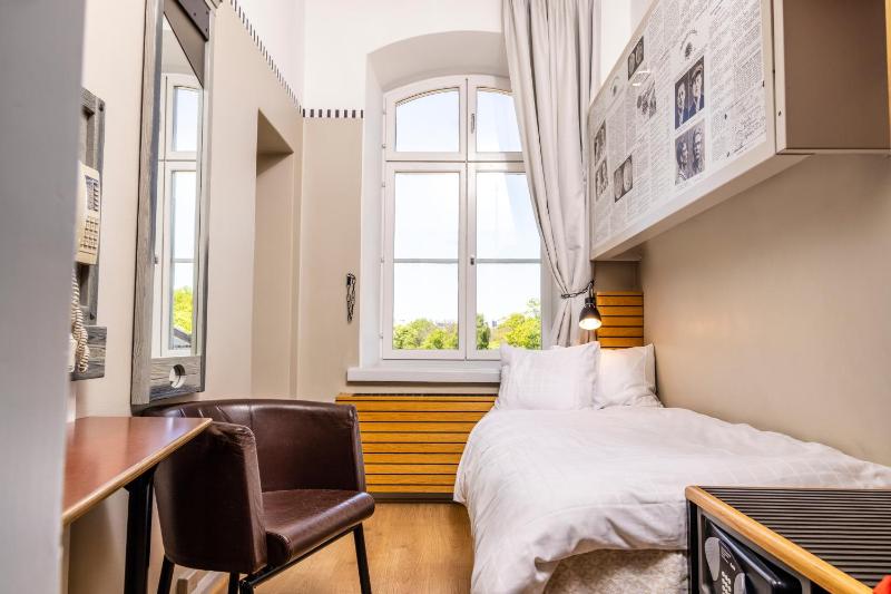 Single Room image 4
