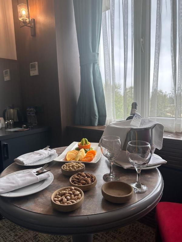 Deluxe Double or Twin Room with City View image 4