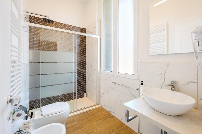 Small Double Room image 3