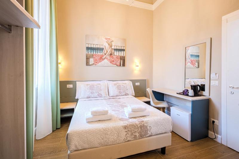 Small Double Room image 4