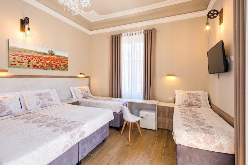 Quadruple Room image 3