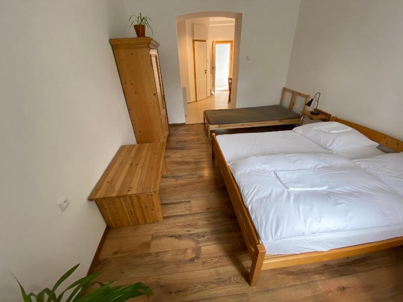 Standard Triple Studio image 3