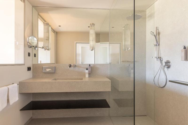 Double Room image 3