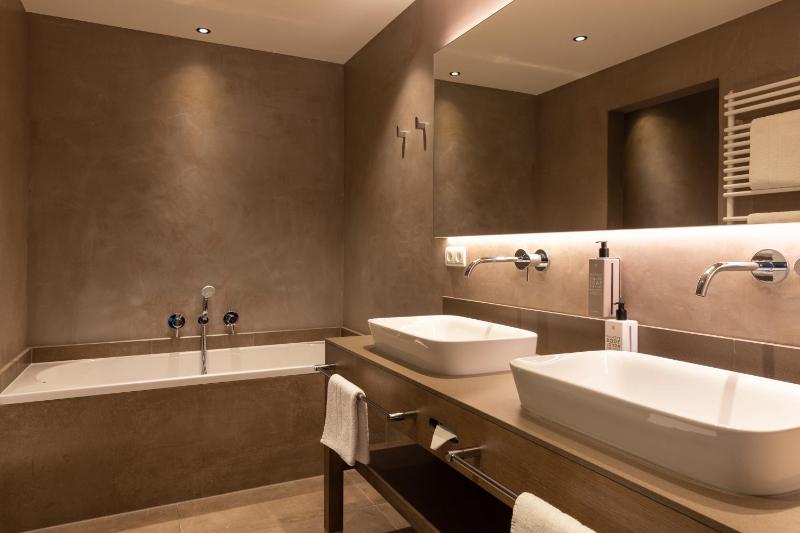 Deluxe Suite image 4