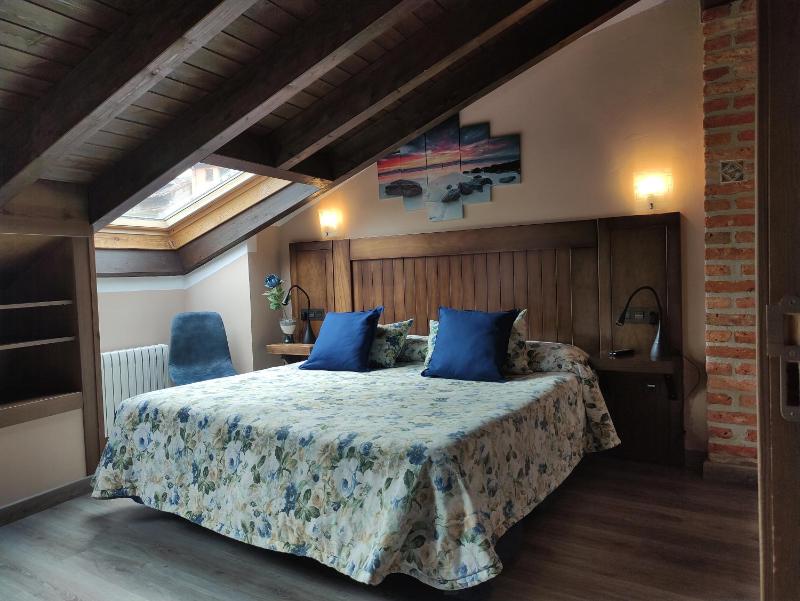 Double or Twin Room image 4