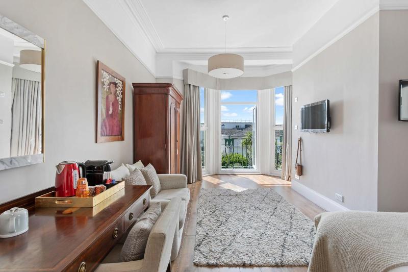 Balcony Suite with Partial Sea View image 4