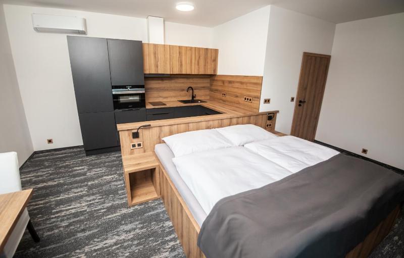 Double Room with Balcony image 4
