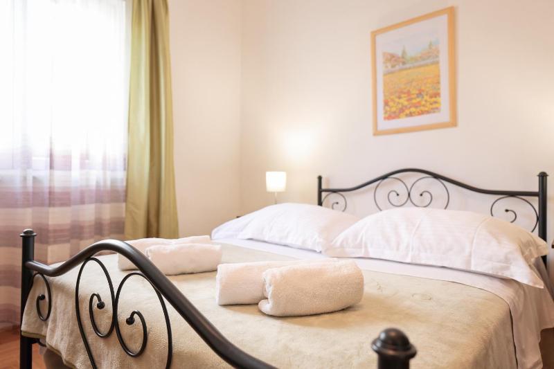 3 bedroom apartment for 5 people - image 12
