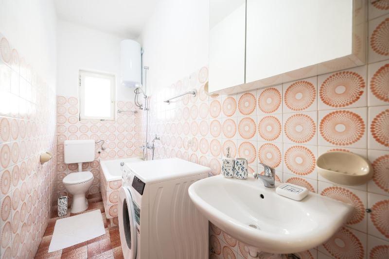 3 bedroom apartment for 5 people - image 15