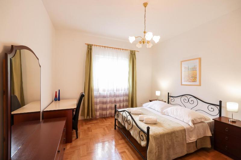3 bedroom apartment for 5 people - image 7
