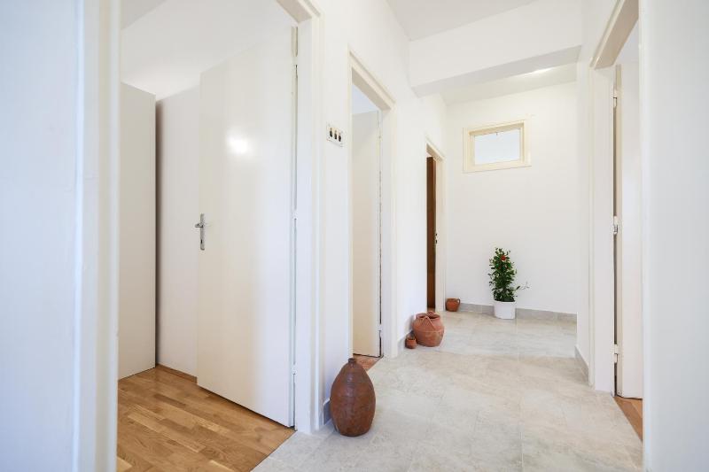 3 bedroom apartment for 5 people - image 5