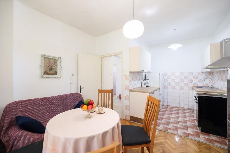 3 bedroom apartment for 5 people - image 3