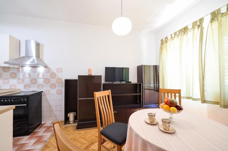 3 bedroom apartment for 5 people - image 17
