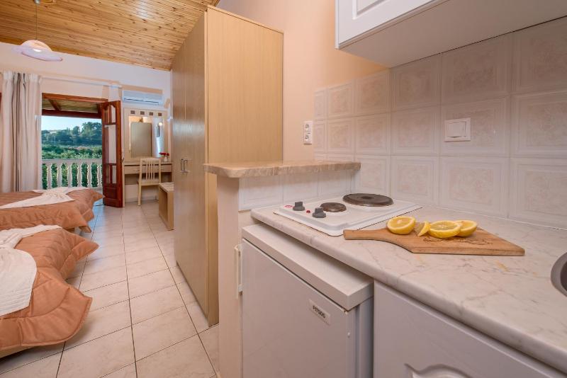 Superior Triple Room image 3
