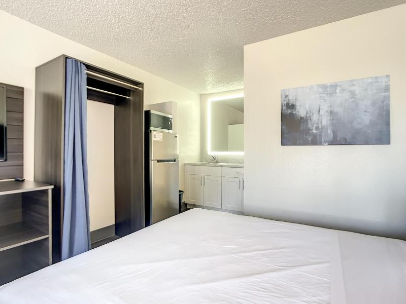 King Room - Non-Smoking image 2