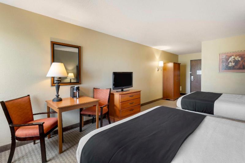 Queen Room with Two Queen Beds - Non-Smoking image 1